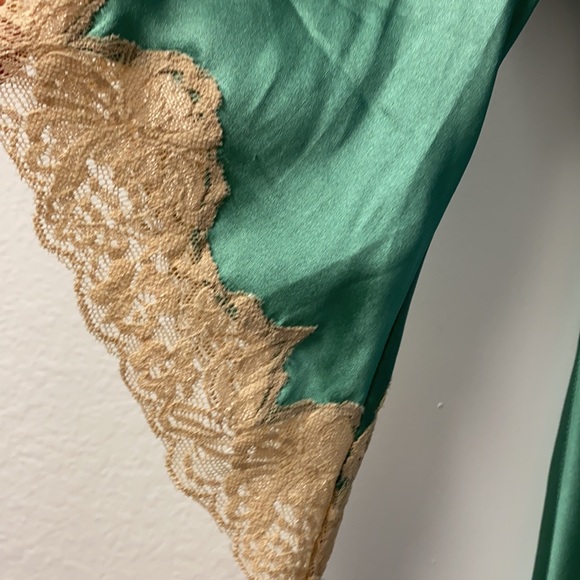 Silk green top. - Picture 3 of 4